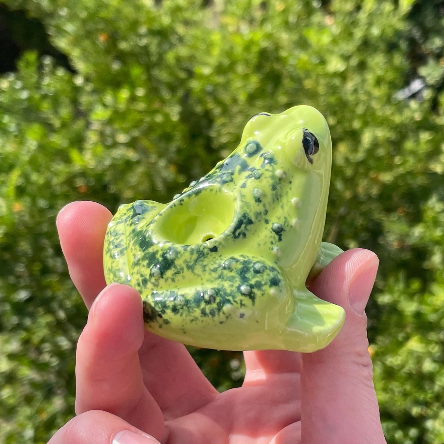 Handmade frog-shaped ceramic pipe in green, eco-friendly and unique design, perfect for smokers.